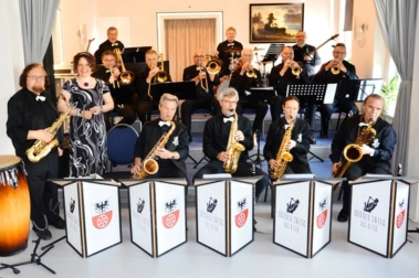 Sömmer Swing Big Band Thüringen. Die Big Band bei einem Konzertauftritt mit vollem Bläsersatz.