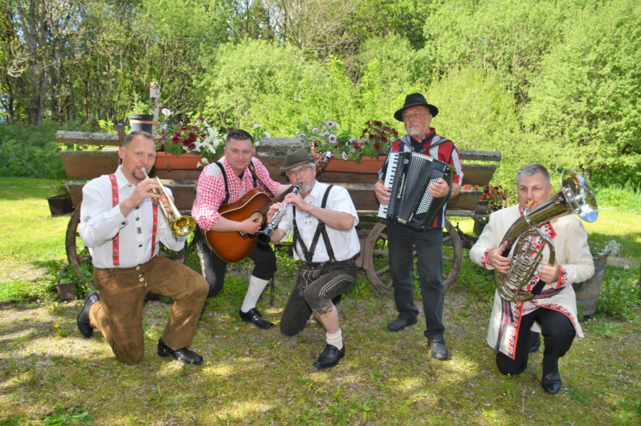 Blasmusik im Festzelt Thüringen. Selfie aus Musikersicht mit Publikum und Notenständern – Kapelle für Kirmes und Volksfest.