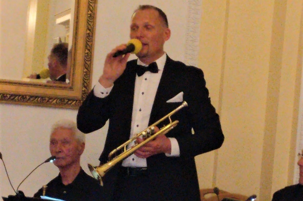 Gala-Auftritt Thüringen. Sänger im Smoking mit Trompete und Mikrofon – elegante Blasmusik-Impressionen.