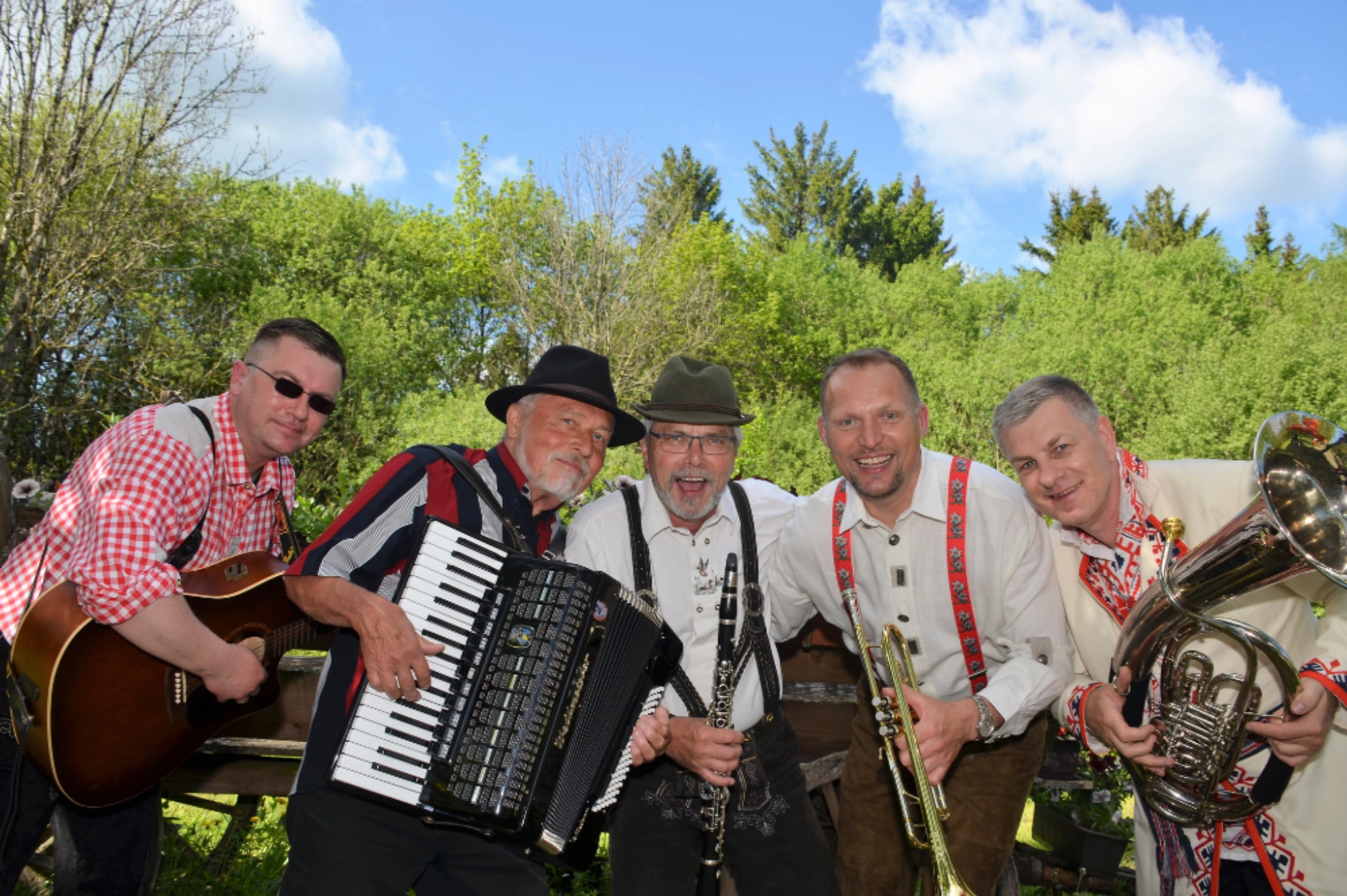 Blasmusik Thüringen in historischen Kostümen. Musiker mit Tuba, Posaune, Saxofon und Trompete bei einem Auftritt.