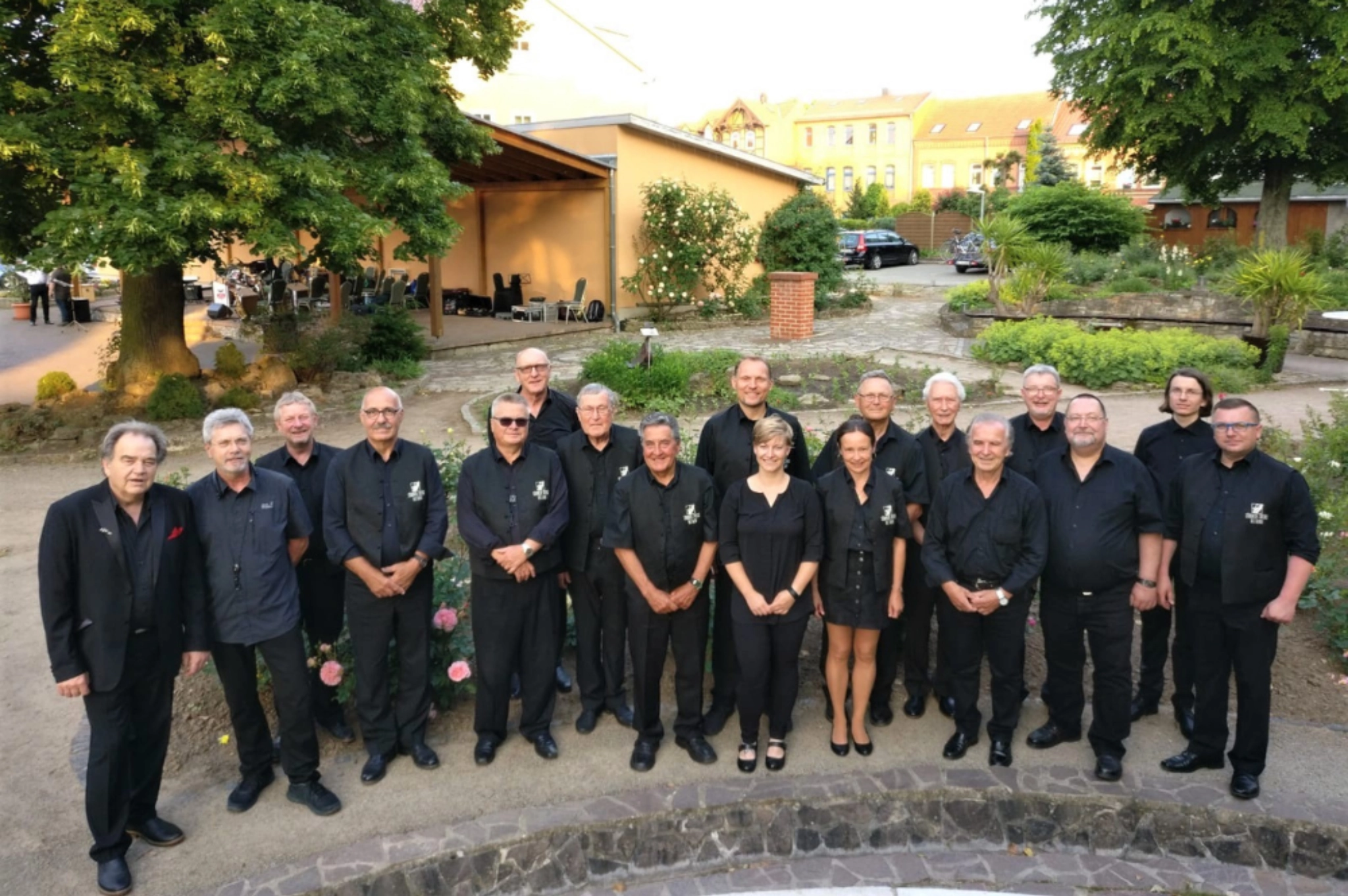 Mannschaftsfoto der Blaskapelle Thüringen. Ensemble in dunkler Kleidung als Gruppenbild – Blasmusik Impressionen.