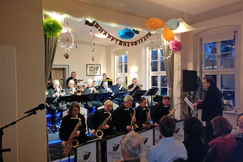 Neujahrskonzert in Thüringen. Blaskapelle/Bigband spielt im Saal vor Publikum – festliche Blasmusik-Impressionen.