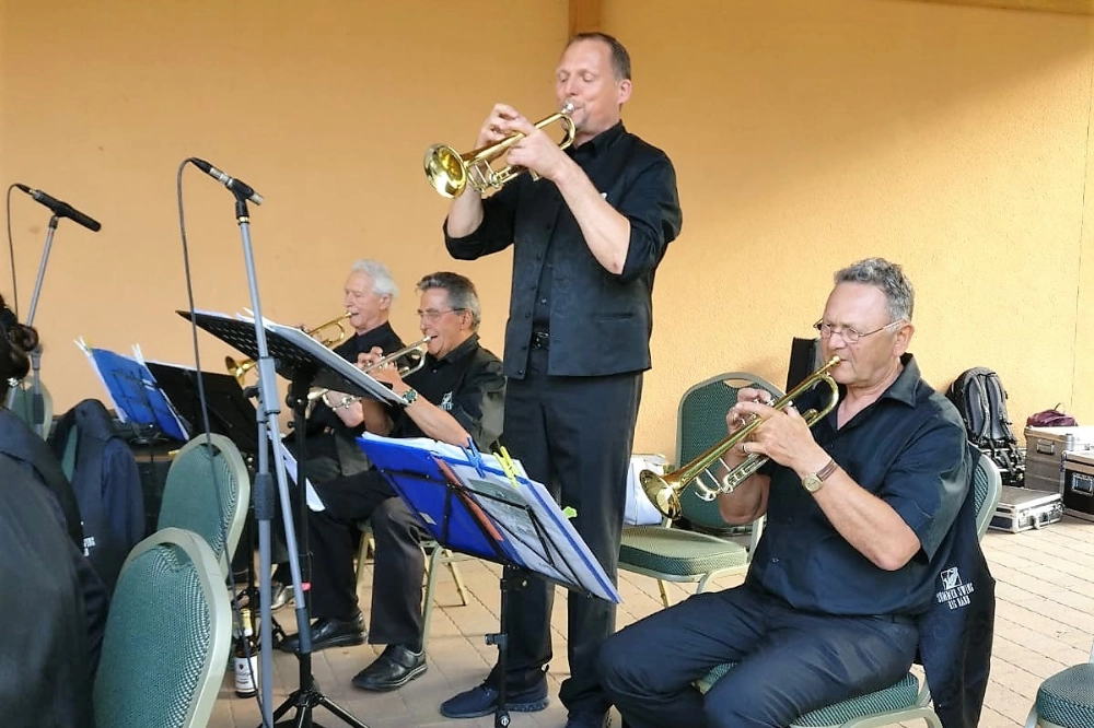 Trompete im Fokus auf Open-Air Bühne. Blaskapelle Thüringen spielt live – Blasmusik-Impressionen für Volksfest und Kirmes.