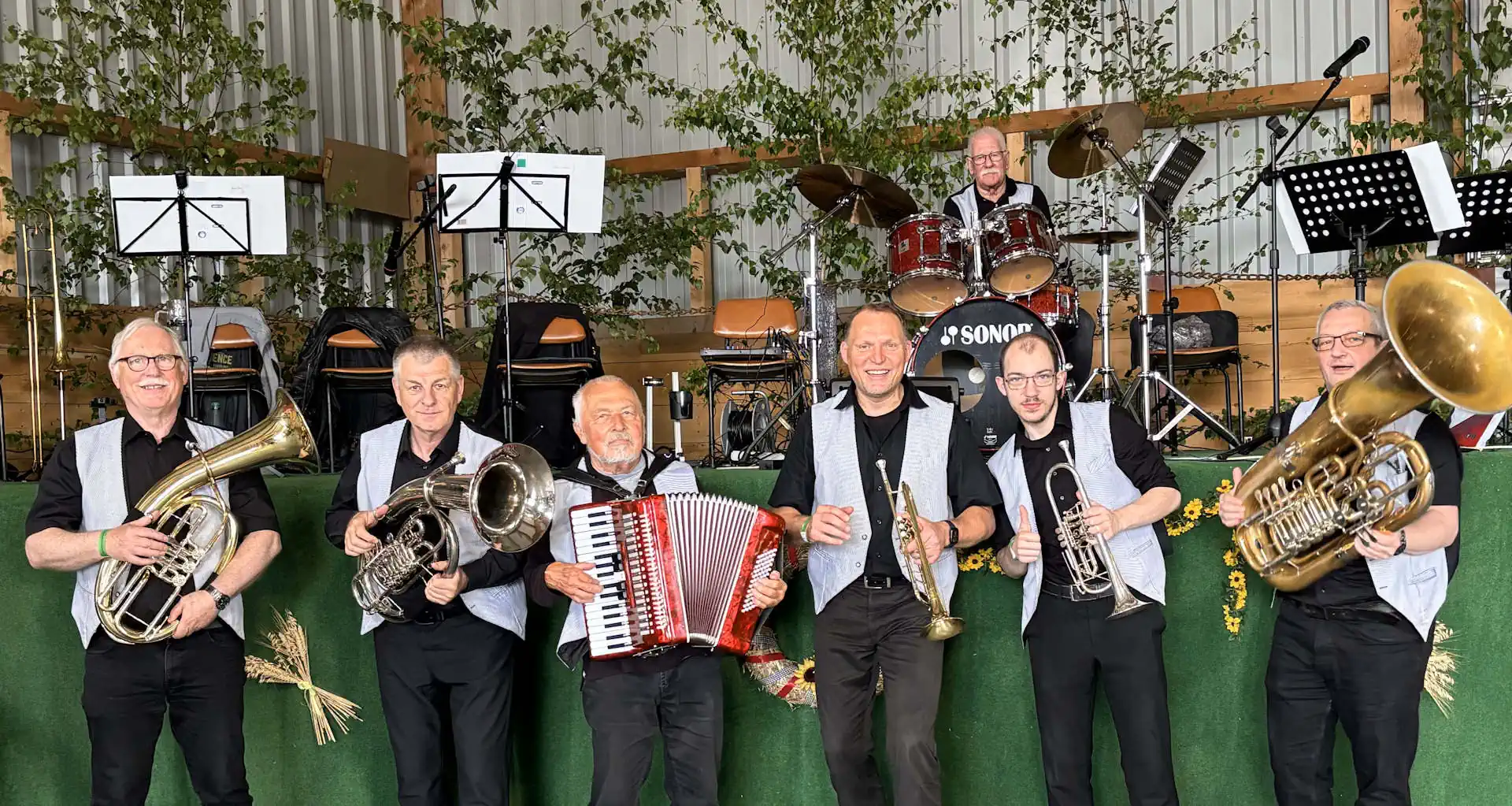 Blaskapelle Thüringen Blumenstädter Musikanten Live-Auftritt. Musiker in traditioneller Tracht spielen auf einem Volksfest vor begeistertem Publikum.